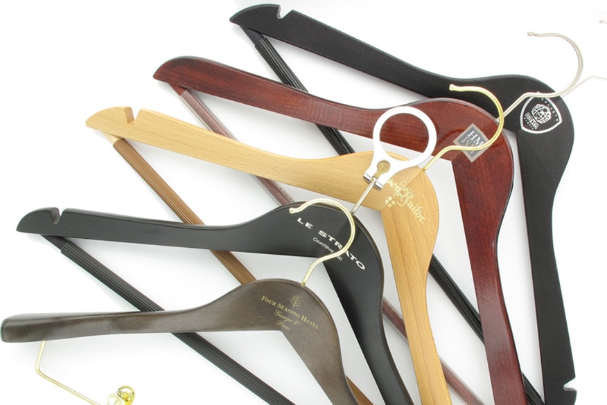 Cintre antidérapant avec barre intégrée et crochets pour hauts à bretelles  ou jupes– crochet tournant – acier profilé CI008 